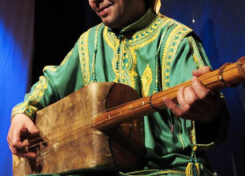 L’instrumentiste de Guembri Youssef Jandouk est né le 30 aout 1978 à Essaouira (Maroc). Il a commencé la musique « Gnawa » à l'âge de 12 ans auprès du grand maître Gnawis, renommé Mäalems d'Essaouira