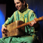 L’instrumentiste de Guembri Youssef Jandouk est né le 30 aout 1978 à Essaouira (Maroc). Il a commencé la musique « Gnawa » à l'âge de 12 ans auprès du grand maître Gnawis, renommé Mäalems d'Essaouira