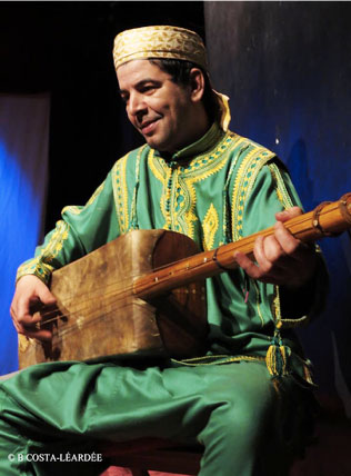 L’instrumentiste de Guembri Youssef Jandouk est né le 30 aout 1978 à Essaouira (Maroc). Il a commencé la musique « Gnawa » à l'âge de 12 ans auprès du grand maître Gnawis, renommé Mäalems d'Essaouira